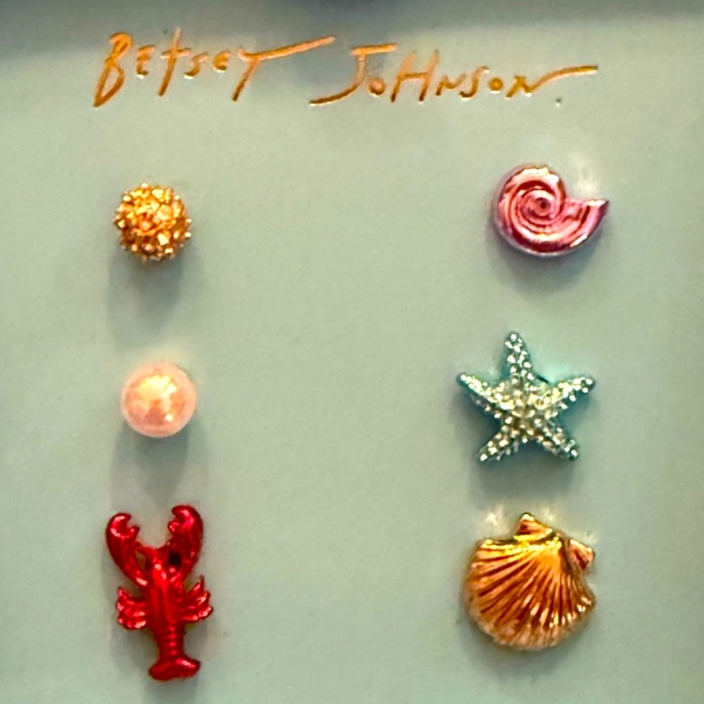 Betsey Johnson
Mermaid Jewels Lobster & Seashell Stud Earring Set - Picture 6 of 8